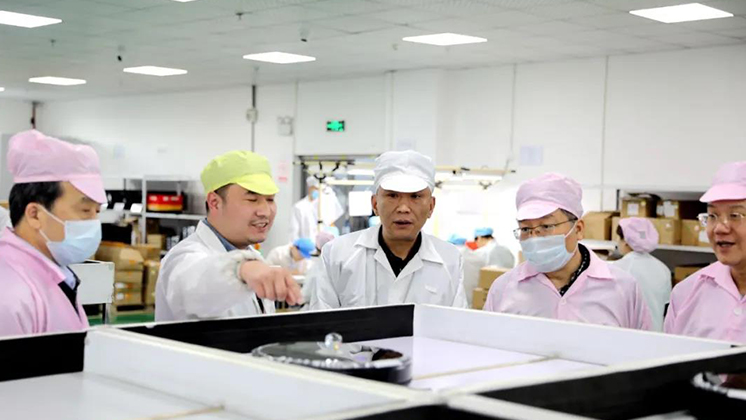 省人大常委會委員、省人大財政經(jīng)濟委員會主任委員張亦賢一行調(diào)研炬神電子